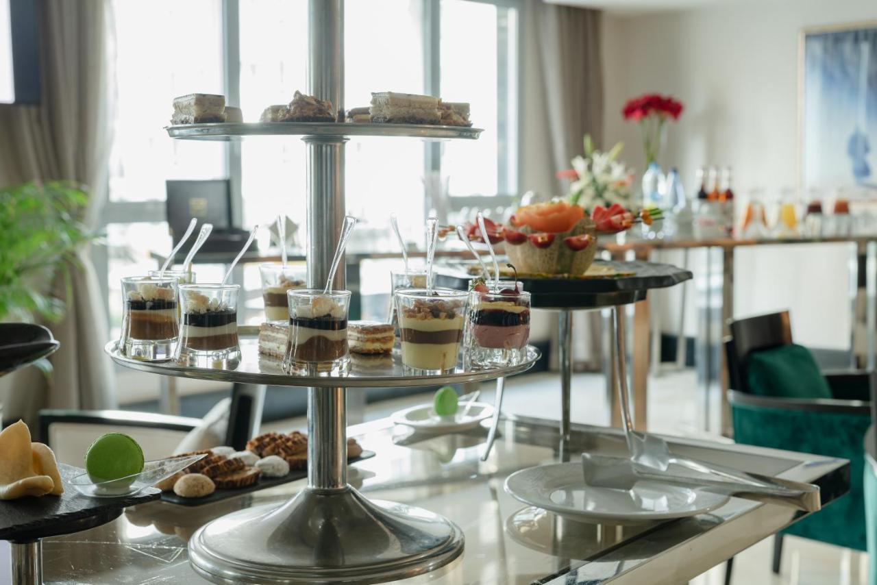 Le Palace D'Anfa Casablanca Exterior foto A tiered stand with desserts